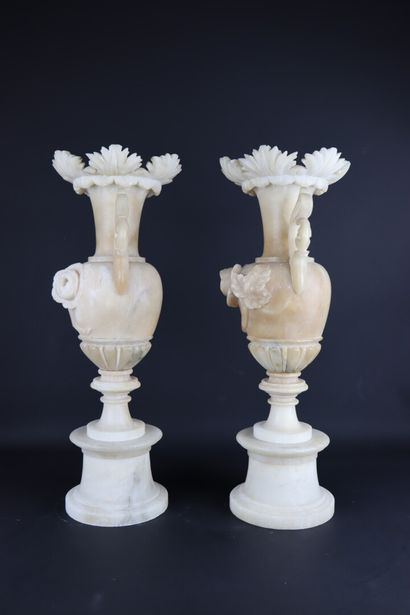null Paire de vases en albâtre sculpté à décor floral.

Vers 1870-1880.

H_50 cm

Eclat...