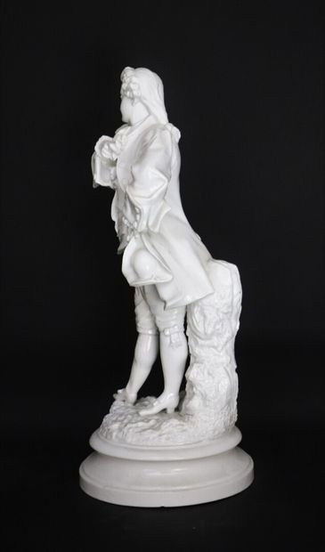 null Gentilhomme à l'oiseau.

Statue en porcelaine émaillée blanc.

Vers 1900.

H_48...