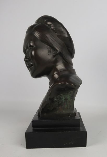 null INDOCHINE.

Buste de femme.

Sculpture en bronze signée sur la base DUCAM.

H_26...