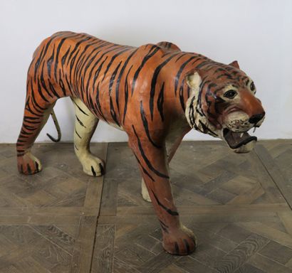 null 
Important tigre en papier mâché entièrement garni d'une fine épaisseur de cuir...