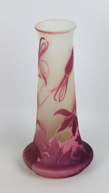 null Etablissements Emile GALLE.

Vase en verre multicouches à décor mauve de fleurs...