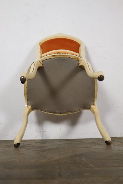 null Suite de six chaises en bois mouluré, sculpté et laqué crème.

Garniture de...