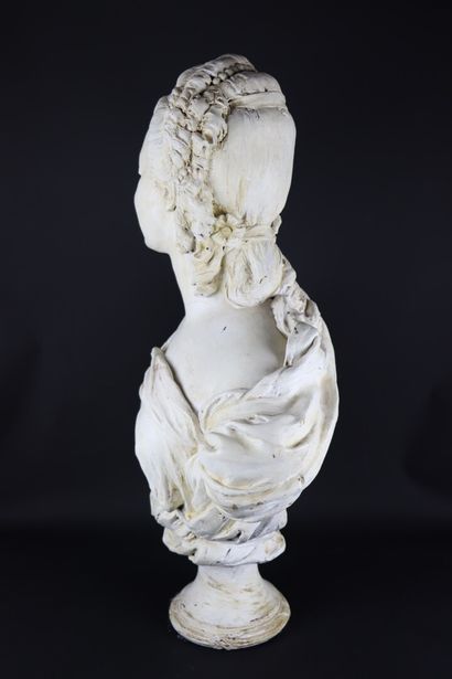 null Dans le goût de l'école française du XVIIIème siècle.

Buste de femme.

Sculpture...