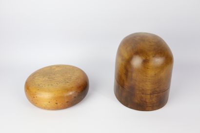 null Collection de huit marottes et formes à chapeau en bois sculpté.

L_16 cm à...
