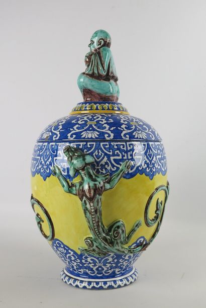 null GIEN.

Vase couvert en faience, à décor au magot et aux dragons, sur fond jaune.

Marque...