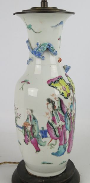 null CHINE.

Vase en porcelaine à décor polychrome de personnages.

XIXème siècle.

H_30,2...