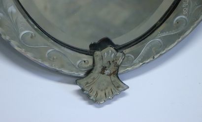 null Miroir vénitien ovale à décor gravé de rinceaux et branchages fleuris.

H_74...