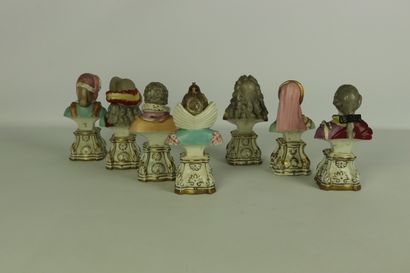 null Suite de sept bustes en porcelaine figurant des rois et reines de France.

Marques...