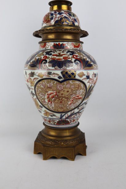 null BAYEUX.

Vase couvert en porcelaine à décor Imari.

Monture de bronze doré d'époque...