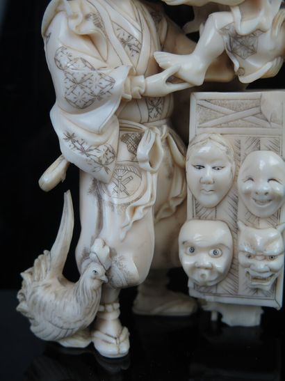 null JAPON.

Le marchand de masques No.

Okimono en ivoire sculpté.

Epoque Meiji.

H_11,8...