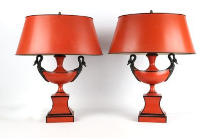 null Paire de lampes en tôle peinte rouge et noire.

Style Directoire.

H_41,5 cm...