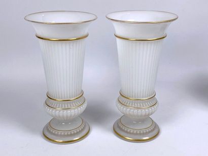 null Paire de vases cornets en opaline blanche et rehauts d'or à godrons en relief....