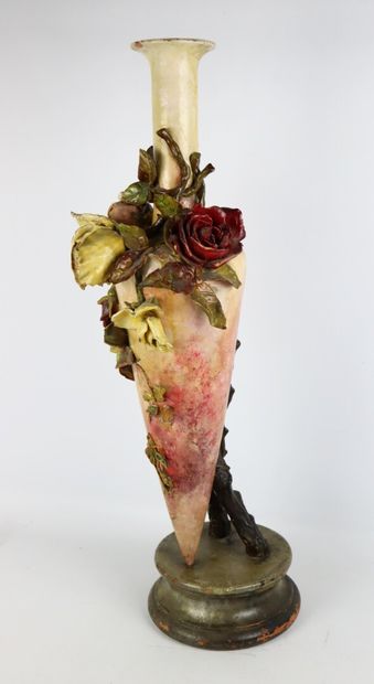 null Vase simulant une amphore en terre cuite polychrome, à décor de fleurs, dans...