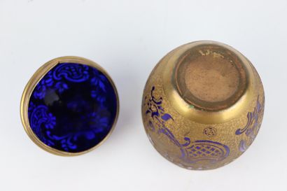 null VAL SAINT LAMBERT (1826-2013).

Boite couverte ovoïde en verre bleu roi, gravé...