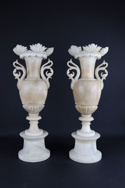 null Paire de vases en albâtre sculpté à décor floral.

Vers 1870-1880.

H_50 cm

Eclat...