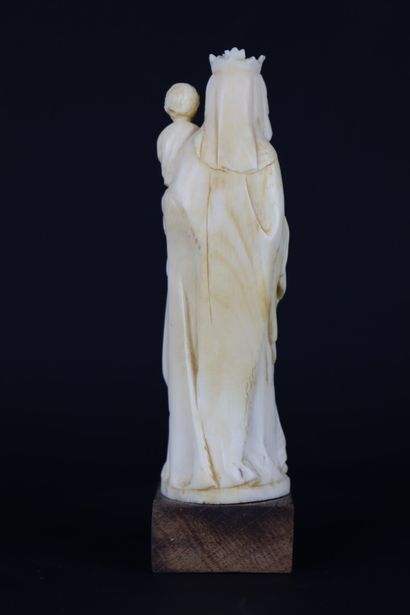 null Vierge à l'enfant en ivoire sculpté.

XIXème siècle.

H_16 cm, H_18.5 cm avec...