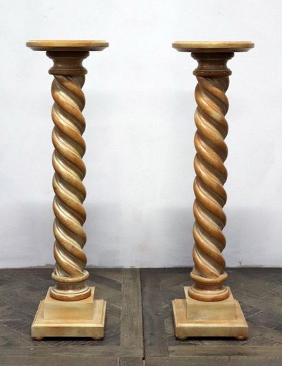 null Paire de colonnes torses en bois cérusé.

H_97.2 cm D_27 cm.