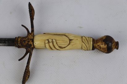 null Dague en fer partiellement doré, la fusée en ivoire à décor de main.

XVIIIème...
