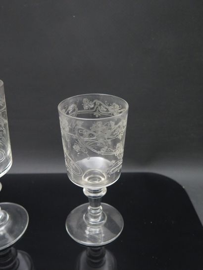 null VIERZON.

Service de verres en cristal gravé de rinceaux fleuris.

Epoque 1900.

Il...
