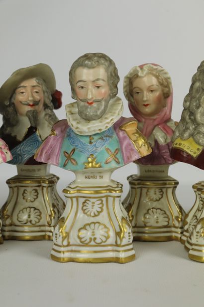 null Suite de sept bustes en porcelaine figurant des rois et reines de France.

Marques...
