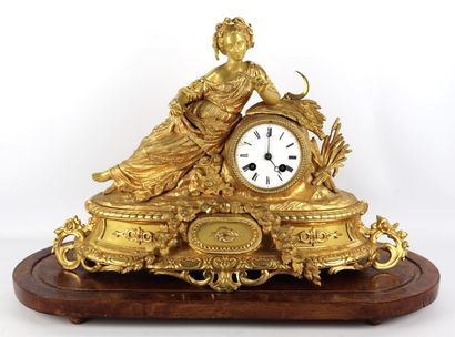 null Pendule en bronze doré figurant Cérès.

Epoque Napoléon III.

H_32,5 cm L_49,5...