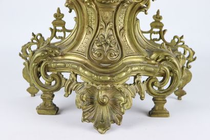 null Pendule en bronze doré rocaille.

Style Louis XV, fin du XIXème siècle.

H_46...
