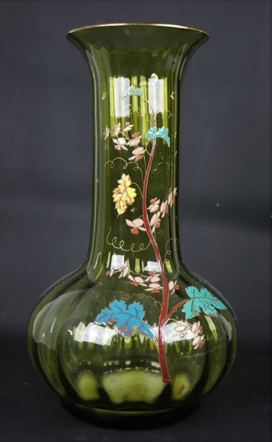 null LEGRAS.

Paire de vases en verre vert à décor émaillé de branchages fleuris.

H_40...