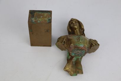 null A. OUVET, vers 1900.

Buste de femme.

Statuette en bronze doré, signée.

H_15,7...
