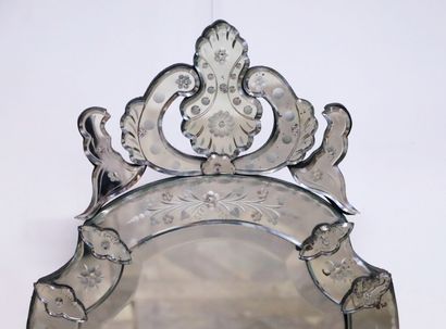 null Miroir vénitien ovale à décor gravé de rinceaux et branchages fleuris.

H_74...