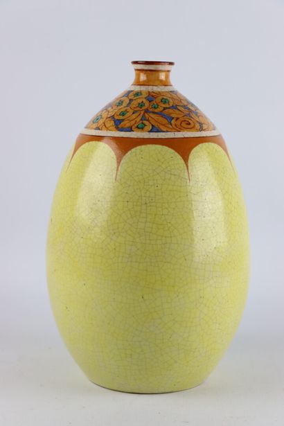 null Henri CHAUMEIL (1877-1944).

Vase en céramique à décor floral polychrome et...
