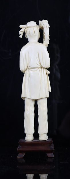 null CHINE.

Sculpture en ivoire figurant un pécheur.

Vers 1920-1930.

H_20.5 cm,...