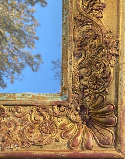 null Important miroir de cheminée en bois doré et partiellement laqué vert à décor...