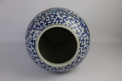null CHINE.

Grande potiche couverte en porcelaine à décor en bleu et blanc de fleurs...