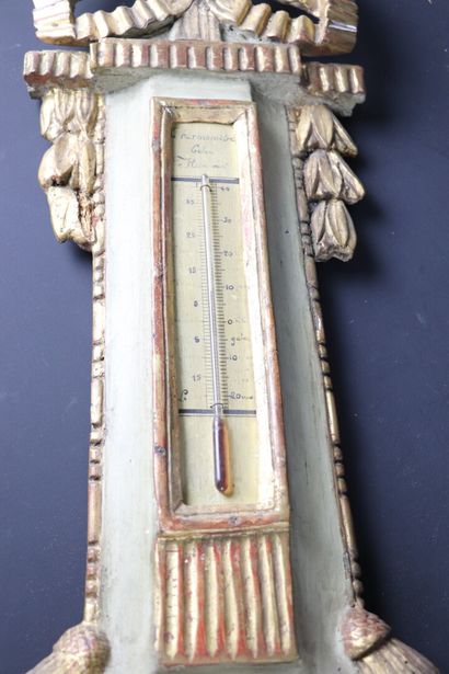 null Baromètre thermomètre en bois laqué et doré.

Epoque Louis XVI.

H_97.5 cm L_30...