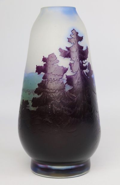 null Etablissements GALLE.

Vase en verre multicouches dégagé à l'acide à décor de...