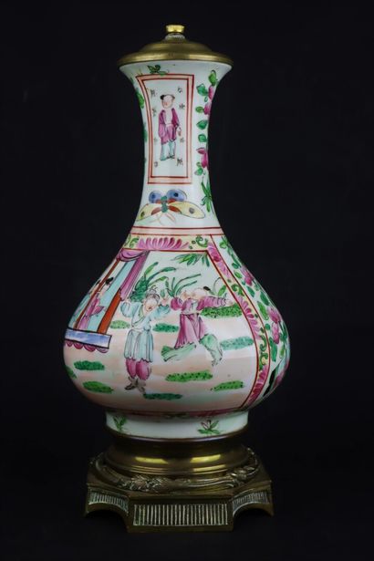 null BAYEUX.

Vase en porcelaine polychrome dans le style des porcelaines de Canton.

Monture...