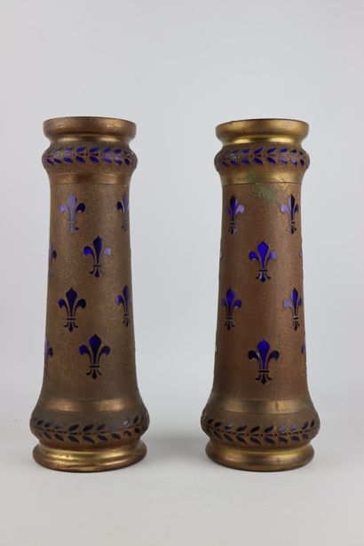 null VAL SAINT LAMBERT (1826-2013).

Paire de vases en verre bleu roi, gravé à l'acide...