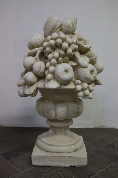 null Vase Medicis formant corbeille de fruits.

Sculpture en pierre reconstituée.

H_58...
