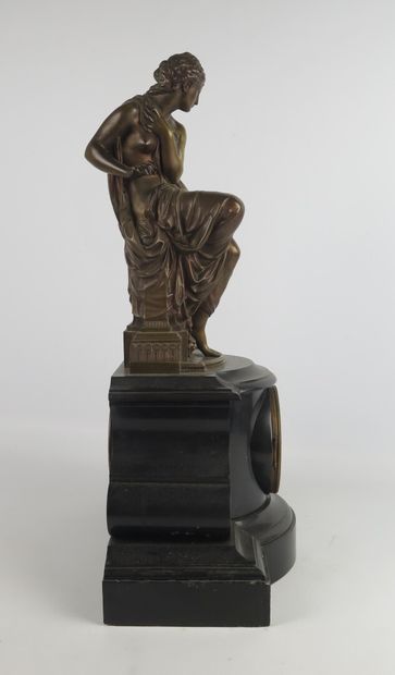 null Henry-Etienne DUMAIGE (1830-1888).

Pendule en marbre noir sommée d'une statue...