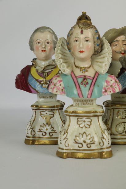 null Suite de sept bustes en porcelaine figurant des rois et reines de France.

Marques...