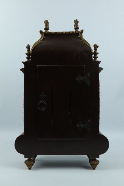 null Cartel en marqueterie et bronze doré.

Dans le style Louis XIV, vers 1900.

H_47...