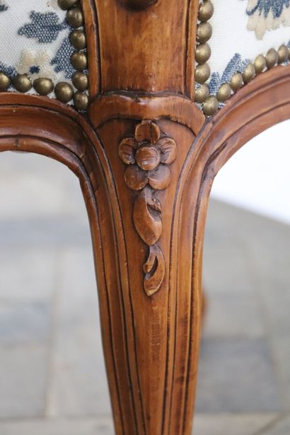 null Fauteuil de bureau en bois mouluré et sculpté, garniture de velours de Gênes.

Style...