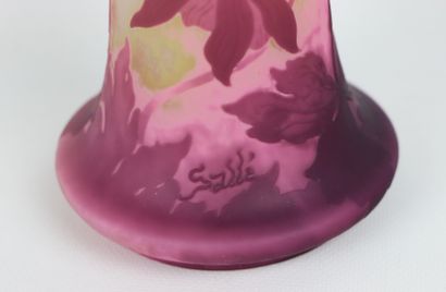 null Etablissements Emile GALLE.

Vase en verre multicouches à décor mauve de fleurs...