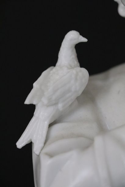 null Gentilhomme à l'oiseau.

Statue en porcelaine émaillée blanc.

Vers 1900.

H_48...