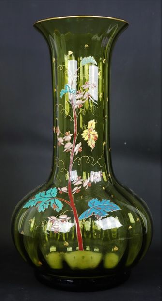 null LEGRAS.

Paire de vases en verre vert à décor émaillé de branchages fleuris.

H_40...