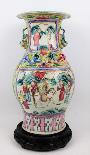 null CHINE, Canton.

Vase en porcelaine à décor polychrome de scènes de cour.

XIXème...