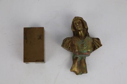 null A. OUVET, vers 1900.

Buste de femme.

Statuette en bronze doré, signée.

H_15,7...
