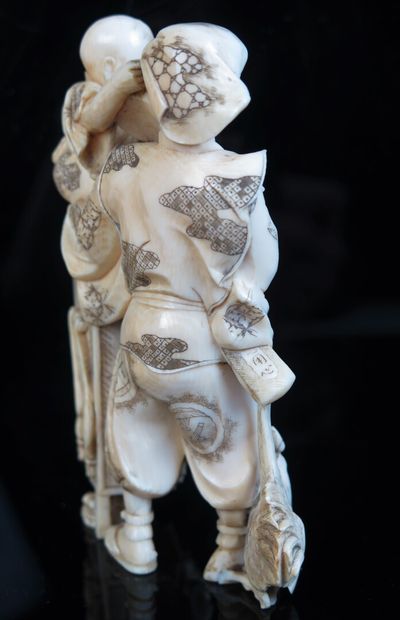null JAPON.

Le marchand de masques No.

Okimono en ivoire sculpté.

Epoque Meiji.

H_11,8...