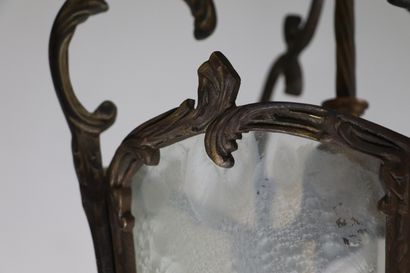 null Lanterne en bronze et verre cintré.

Style Louis XV.

H_73 cm