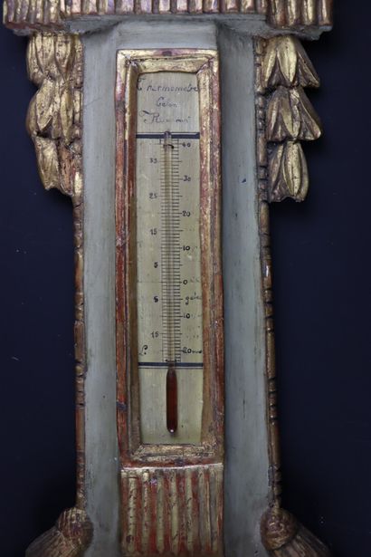 null Baromètre thermomètre en bois laqué et doré.

Epoque Louis XVI.

H_97.5 cm L_30...